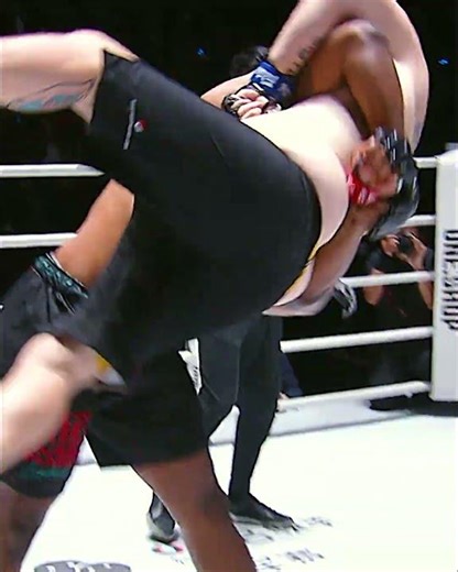 Ever witnessed a slam KO? 😨 Lawrence Phillips will show ya 😎