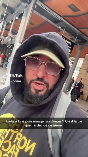Mohamed Henni part a Lille pour un burger 😂😂 #pourtoi #mohamedhenni #henni #momohenni #hennimohamed #foot #fr #paris #marseille #om #psg #drole