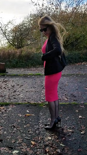 ｜ Sharon janney ｜ Sha #vintage #maturewoman #legs #secretary #feet #foot #office #streetstyle #hosiery #outdoorlife | Sharon Janney