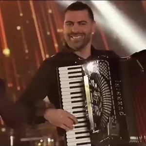 Aleksandra Bursac 💖 ▶️Ne zivim sama (Milos Stojkovic Gold Orchestra ) #AleksandraBursac #MilosStojkovic #GoldOrchestra | Balkan Party Zone