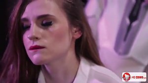 Von Shemale-Roboter in Lycra-Outfit geknallt
