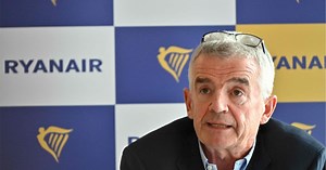 Déguisé en pirate, le patron de Ryanair poursuit sa guerre contre les comparateurs en ligne : "Protéger les voyageurs de ces arnaques"