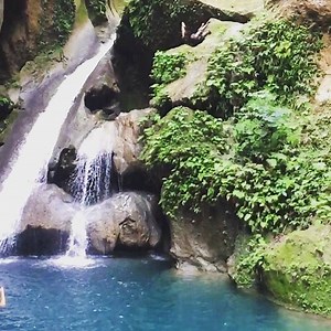 Amazing dive into the blue lagoon at Bassin-Bleu #haiti #slomo #iphone6 #visithaiti #jacmel #bassinbleu #caribbeantravel #caribbean #visithaiti #jump #dive #waterfall 󾭛 | Monica Walton