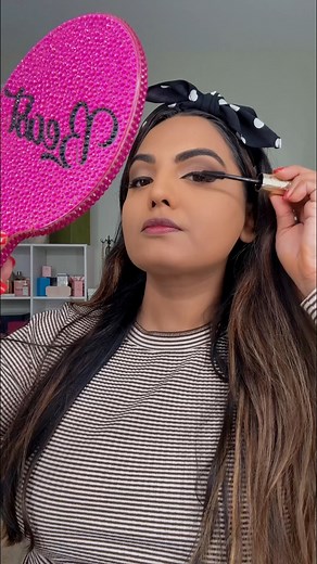 Hello 🤎 Makeup Details:1)Primer: ONE SIZE 2)Foundation: NARS Cosmetics 3)Eyeshadow: @onesize Huda Beauty 4)Eyeliner: L'Oréal Paris 5)Mascara: @loreal 6)Eyebrows: Anastasia Beverly Hills 7)Blush: M·A·C Cosmetics 8)Highlighter: Rare Beauty 9)Finishing spray: @maccosmetics @onesize10)Lip liner: M·A·C Cosmetics 11)Lipstick: ABH12) Eyelashes: KISS Beauty Products #beautytips #latinosenusa #makeuptutorial #ootd #makeupartist #eyemakeup #nycbloggers #beautybloggers #latinamakeup #makeupartistindia #li