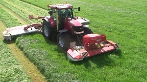 Grasmaaien door loonbedrijf Schuttenbeld uit Bornerbroek. Case IH Puma 180CVX met Kuhn FC313F & FC883.-VolmerFilm-