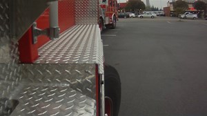 When parking, sucking the trailer up to a curb becomes very easy with a tillerman steering the tiller wheels. (Seattle Fire Department Pierce Arrow XT dual axle TDA) | Tractordrawnaerial.com