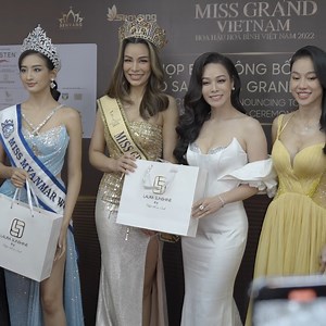 LAURA PARIS - Thế giới của HƯƠNG THƠM & SẮC ĐẸP! Đồng hành cùng một đấu trường sắc đẹp DANH GIÁ & UY TÍN như MISS GRAND. LAURA SUNSHINE chính thức trở thành NHÀ TÀI TRỢ VÀNG - NHÀ TÀI TRỢ NƯỚC HOA CHÍNH THỨC Miss Grand VietNam 2022. Nước hoa #LauraParis kết hợp với các nhà điều chế nổi tiếng, ở nhà máy lâu đời tại PHÁP Since 1888, Laura Paris trở thành món “trang sức” tuyệt vời với công thức TỈ MỈ, chiều sâu nốt hương TINH TẾ! Đặc biệt là thời gian lưu hương được nghiên cứu và phát triển với nồn