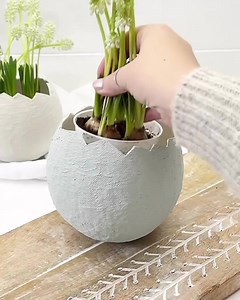 #DIY : créer un joli cache pot n’a jamais été aussi simple, suivez simplement le guide ! 🫶 📸 @diycarinchen • #diydujour #cachepot #cachepotdecor #decorationinterieur #ModesEtTravaux | Modes & Travaux