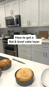 🍰 Easy way to get a flat and level cake layer. 🍰 #theblondewhobakes #cakedecorating #cake #food #cakes #yum #tiktokpartner #learnontiktok #baking #foodtiktok #foodie | Sweet Cake