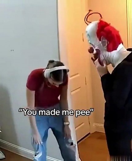 Scare prank makes her pee her pants😂🫢 #funny #funnyvideos