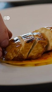 2.8K views · 70 reactions | ¿Comerías carne de laboratorio? Parece una pechuga de pollo normal, pero su carne ha sido cultivada en un laboratorio. En EE. UU. ya se ha autorizado su venta en algunos restaurantes. ¿La probarías? Video: Cortesía DW | El Universo | Facebook