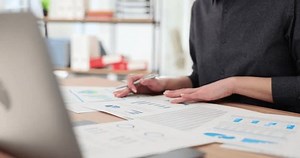 Empresaria estudia informes con diagramas en: video de stock (totalmente libre de regalías) 3532388025 | Shutterstock