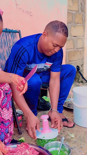 Quand tu aides ta femme à faire la cuisine, ce n’est pas juste un geste gentil — c’est un acte démocratique. Tu participes à la vie commune, tu montres que vous êtes une équipe. Ce genre de petites choses renforce la complicité et l’équilibre dans le couple. #Que la paix soit avec vous 🙏 | AK-45