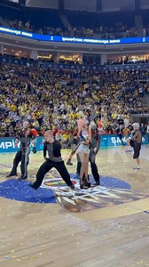 Hande Yener, Fenerbahçe Beko’nun Şampiyonluk Kutlamasında Sahne Aldı Ünlü pop yıldızı Hande Yener, Fenerbahçe Beko’nun Basketbol Süper Ligi şampiyonluğunu kutladığı gecede sahneye çıktı. Şampiyonluk coşkusuna şarkılarıyla eşlik eden Yener, sarı-lacivertli taraftarlara unutulmaz anlar yaşattı. #kıbrıs #kıbrıstürkhaber #kktc #türkiye #kıbrıstürkmagazin | Kıbrıs Türk Haber