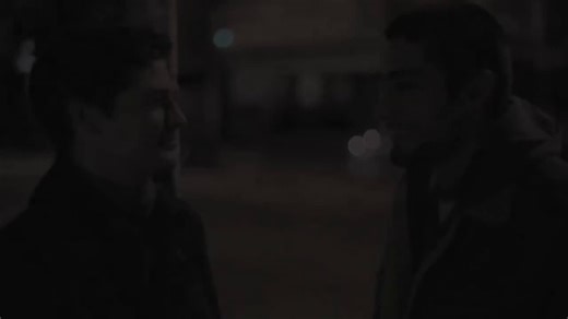 #shortLGBT #LGBT #lgbtqiaendofmarch SOLO raconte l’histoire de Simon, étoile montante de la scène drag queen de Montréal. C’est le coup de foudre lorsqu’il rencontre Olivier, la nouvelle recrue du bar-spectacle où il se produit. Alors que Simon croit vivre une électrisante histoire d’amour, il s’installe entre eux une dynamique toxique et destructrice. En parallèle, Claire, la mère de Simon, célèbre chanteuse d’opéra, revient travailler au pays après 15 ans d’absence. Fasciné par cette femme qu'