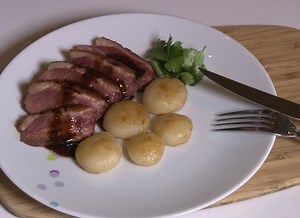 Magret de canard aux navets au miel : une recette savoureuse !