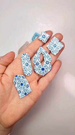 This Moroccan tile pattern looks beautiful with every single shape that I tried! #MoroccanVibes #MoroccanEarrings #polymerclaysilkscreen | The Clay Impress
