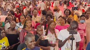 ‘Duk Xen Wan’ literally means “Don’t leave me” is a trending hit song of Afro Beats Singer Makat Junubi. It’s a love song. Makat gives it all to his fans when it comes to music. Fans went crazy as he performs Duk Xen Wan at Adhar Maloch’s Album Launch at Freedom Hall, Juba. #SouthSudanMusic #SouthSudan #juba #Dukxenwan #makatjunubi #beetventertainments | BEE TV