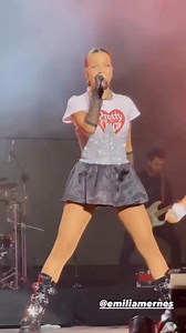 3.1K views · 413 reactions | Emilia Mernes cantando “Recalienta” en el festival de Villa Maria. #emilia #emiliamernes #emiliers | Emilia Mernes Ultimate | Facebook