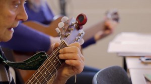 Vi har møtt en gjeng som hver uke koser seg med gamle slagere mens de lærer seg å spille gitar :-) Vist i Extratrekningen på NRK 2 18.04.2023 Produsert av Fabelaktiv Nesodden Frivilligsentral | Fabelaktiv