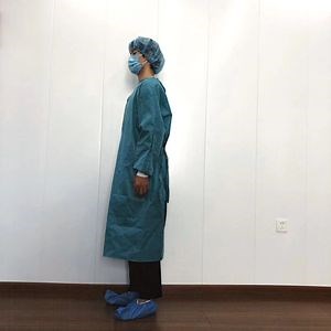 [Hot Item] Disposable Non-Woven Surgical Gown Coverall Waterproof Standard Isolation Gown with Elastic Cuff for Medical Doctor Nurse Use