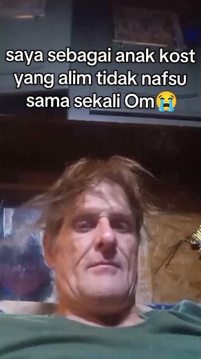 Anak kost yang alim itu kayak Wi-Fi gratis: kuat sinyalnya, tapi nggak pernah terhubung sama om-om jahat. Kalau ada yang nyoba godain, malah dibalas dengan doa, 'Semoga omnya diberi hidayah, dan jaringan internetnya lancar.' 😂🤣 #reels #fbpro #AnakKostAlim #WiFiGratisHatiBersih #DoaBuatOmOmJahat #JanganCobaCoba #KostBerkah #OmOmGagal #ngakak #jangkauanluas #semuaorang | Mariet Woli Lengi