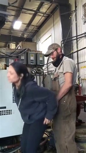 Studies show that workplace well-being boosts productivity. The manager of this factory understands this well, and since she can’t offer her employees bonuses, she’s decided to motivate them in other ways… Of course, with an all-male workforce, it’s easy to keep them happy !