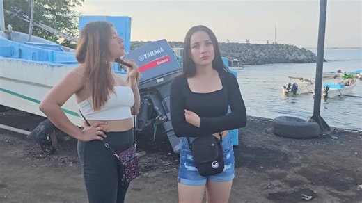 Abby tiene su propia lancha de pesca en el puerto.. | Chicas Plus