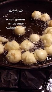 Carnevale!!! Senza glutine - senza latte - a ridotto contenuto di nichel Bigné fritti detti brighelle 250ml acqua 50ml olio di riso 90 g farina di riso finissima * 40 g fecola di patate * 10 g zucchero Quattro uova intere medie (circa 220g totali) Far scaldare l’acqua con l’olio e lo zucchero portando circa a 80°C. Unire tutto in un colpo la farina di riso finissima mescolato con la fecola lavorare velocemente. È importante lavorare con velocità per evitare che si formino grumi di polvere non om