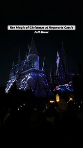‼️The Hogwarts Castle show is FINALLY bck!🎄 . . 🎅 The holidays at Universal Orlando officially kicked over the weekend, & with that includes the seasonal Hogwarts light show 🏰 . . 🎥 The Magic of Christmas at Hogwarts Castle brings to life a beautiful projection show on the castle featuring iconic & nostalgic Christmas moments from the Harry Potter films . . 🫶 The Weasley’s flying Ford Anglia crashing into snowmen is my favorite scene. . . 😭 Seeing McGonagall & Dumbledore dancing on the cas