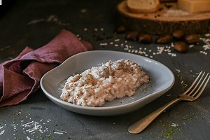 Arroz cremoso de cebolla morada, castañas y parmesano, una receta deliciosa para aportar variedad a tus menús