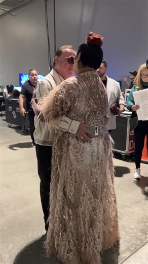 La India y el papá de Karol G detrás de cámaras en los ❤️ #BBMujeresLatinas #KarolG #LaIndia #Billboard #telemundo | Telemundo