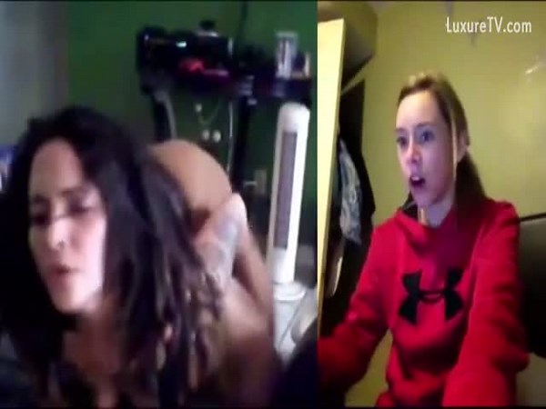 Girl reacts to Zoo video