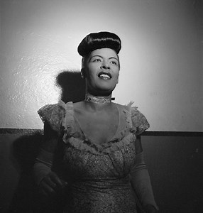 Dona de uma das maiores vozes de todos os tempos, a cantora norte-americana Billie Holiday partiu precocemente no dia 17 de julho de 1959, aos 44 anos de idade, não sem antes marcar definitivamente o nome na história da música universal! Verdadeira lenda do Jazz, Billie Holiday nasceu Eleanora Fagan, em 07 de abril de 1915, na Filadelfia, Pensilvania, tendo uma vida dura, difícil e muito tumultuada! Encontrou consolo na música, cantando junto com os discos de Bessie Smith e Louis Armstrong, suas