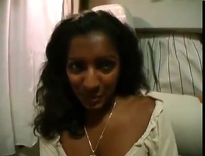Belle nana à gros seins baisée dans le train