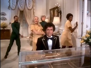 6.2K views · 187 reactions |  LA PAREJA IMPROBABLE: MAE WEST Y ALICE COOPER En la película Sextette (1978), una comedia musical de Hollywood clásico, la legendaria, provocadora y pionera Mae West, ícono absoluto del cine y el espectáculo, comparte escena con Alice Cooper interpretando “Dirty Little Angels”. Un cruce elegante e irrepetible.  Una rareza histórica del show business. | Behind the Songs | Facebook