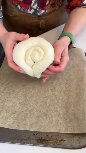 SAVE THIS EASY @julietsear 🍞 recipe, delicious bloomer old school bakery style 🤎 Ingredients 500g very strong white bread flour plus a little extra for dusting 10g Fine Sea salt 1 sachet/tsp of easy bake dried yeast 325ml Warm Water A little oil for greasing the bowl Method In a large bowl add the flour, and salt. Mix. Add the yeast, mix Pour in the warm water, and bring the dough together Tip onto work surface and knead, pound, stretch and tear the dough for minutes until springy and bouncy, 