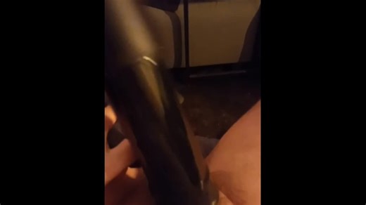 Provo la mungitrice per bordarmi il cazzo con la f-machine tremblr