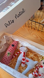 Transfer no papel pode?! PODE!!! Confiram como fica o transfer aplicado numa caixa de papelão 😍 Ficou perfeita e é uma forma muito barata de personalizar suas caixas. Quer fazer um transfer com a logo da sua loja? Entre em contato pelo whatsapp 21 97730-7904 | Amei Bonecas