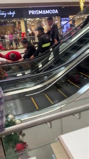 #ATENCIÓN Mujer queda atrapada en gradas eléctricas de centro comercial Una mujer quedó atrapada en las gradas eléctricas del centro comercial Naranjo Mall, en la zona 4 de Mixco. | Catalina Noticias