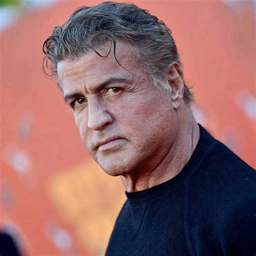 31K views · 53 reactions | La femme de Stallone, âgée de 54 ans, en maillot de bain, ferait pâlir n’importe quel mannequin de 20 ans ! 朗珞 À en juger par la photo du couple, l’amour dans leur relation ne s’est pas éteint après 26 ans de mariage  Stallone, 77 ans, ne se lasse pas de sa femme. On ne peut qu’envier sa beauté  Découvrez les photos du couple en vacances dans les commentaires  | Mignon | Facebook