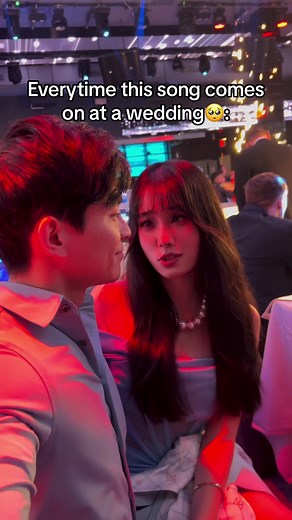 La chica que mira a su chico con amor