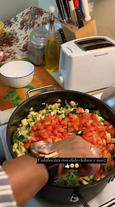 Gomitos y La Chaparra cosinando unas calabacitas con chile chilaca y maíz 👍🏻😁😋#reels #facebookreels #FacebookPage | Erendira Anzorena Estrada