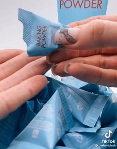 Baking Powder Crunch Pore Scrub مقشر الباكينج بودر من ايتود هاوس 💙 سكراب للوجه هرمي الشكل ،، فعّال يتكون من 40% من حبيبات الباكينج باودر ،، تعمل على تنظيف المسام بعمق وبفعالية ،، بالاضافه الى المنثول الذي يعمل على التقليل من مظهر المسام ويعطي تأثير بارد للبشرة ،،، يستعمل المقشر من مرة الى مرتين أسبوعيا فقط ،،، يعتبر آمن لايجفف بشرة الوجه برائحة لطيفه من قشر الليمون والبيكنج بودر طريقة الاستعمال : افتحي طرف الكيس وضعي جزء من المقشر على بشره مبلله مع تدليك الوجه لمده 3-4 دقائق ثم اغسلي الوجه