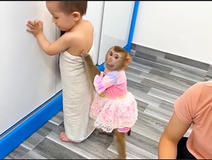 Really appreciated...Genius Kaka help baby Diem wearing towel Look amusing | Genius Kaka