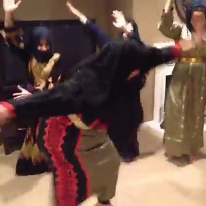 Petite danse arabe | Nabilla dans Splash 2 ? Non mais à l'eau quoi.