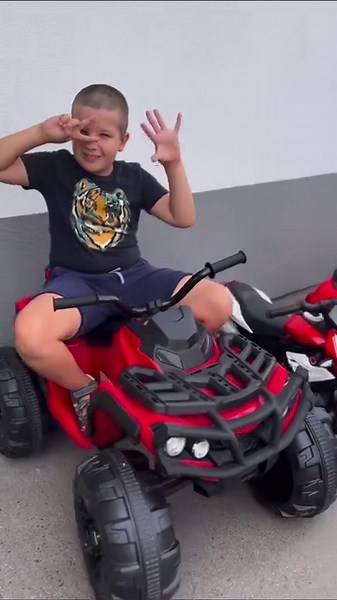 ✨Új elektromos autók érkeztek‼️✨ Mi már nagyon hangolódunk az ünnepekre 🎄és szeretnénk minél több gyerek arcára mosolyt csalni, éppen ezért ÚJ ELEKTROMOS AUTÓKAT RENDELTÜNK, hiszen tudjuk, hogy sok gyerek 👧🏻👦🏻 álma egy ilyen fantasztikus járgány▶️ ami most pink színben is elérhető!!! 🚗 Keresd a webshopban 📲a Moni elektromos autókat és ne hagyd utolsó pillanatra a rendelést sem😉 https://www.astibababolt.hu/shop_search.php?search=Moni elektromos autó #astibababolt #astiwebáruház #gyerek #g