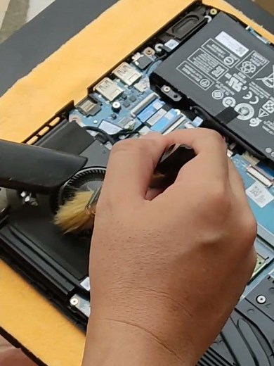 how to easy clean laptop fan
