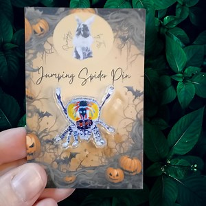 Épingle araignée paon vibrante : adorable écusson acrylique araignée sauteuse. Broche d'art arachnide faite main. Petite idée cadeau pour les amateurs d'insectes - Etsy France