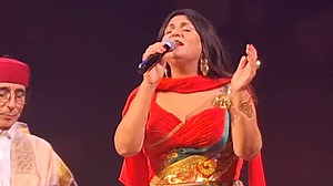 Retour sur un moment suspendu, hors du temps… Lors du dernier Congrès international des cardiologues à Tunis, la science a laissé place, le temps d’une soirée, à l’émotion et à la musique. Des cardiologues devenus artistes, des médecins transformés en musiciens. Dans cette vidéo, l’harmonie est totale : une cardiologue et un chirurgien, Dr Najoua Essafi et Dr Adel Daouas unissent leurs voix en duo, pour rappeler que le cœur bat aussi au rythme de l'art.. | Femmes de Réalités